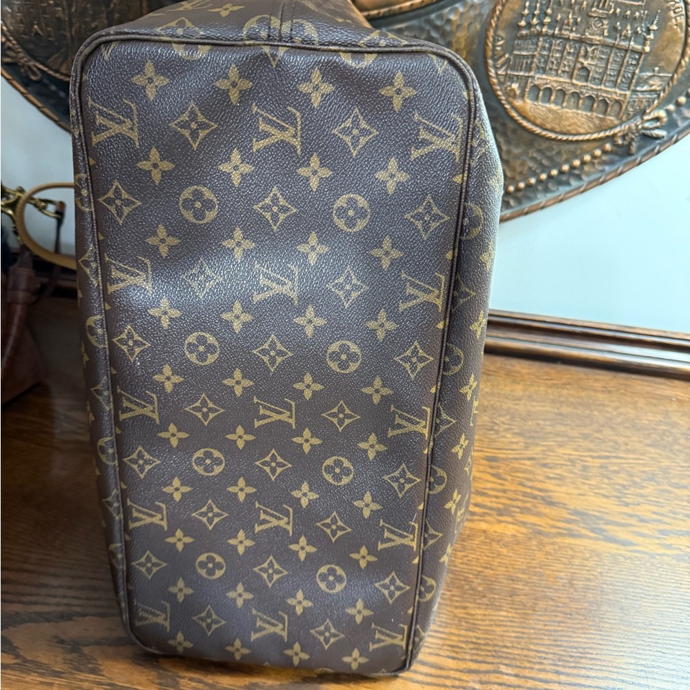 Louis Vuitton Neverfull Monogram Tote GM - Picture 9 of 15